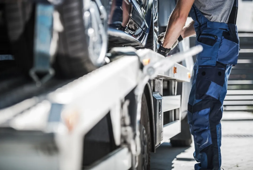 Montreal tow truck driver loading a car onto a flatbed