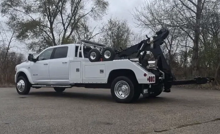 Montreal wrecker equipment securing damaged vehicle